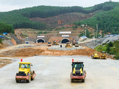 Tập trung nhân, vật lực thi công xây dựng đường bộ cao tốc Bắc - Nam, đoạn Quảng Ngãi - Hoài Nhơn