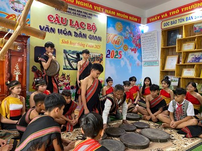 Giữ gìn bản sắc văn hóa đồng bào Ca Dong trong học đường