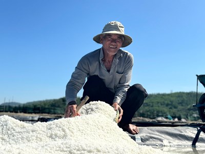 Vẻ đẹp lao động trên đồng muối Sa Huỳnh