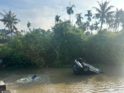 Ô tô rơi xuống sông, hai ông cháu may mắn được cứu kịp thời