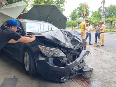 Ô tô gây tai nạn liên hoàn khiến 2 người bị thương