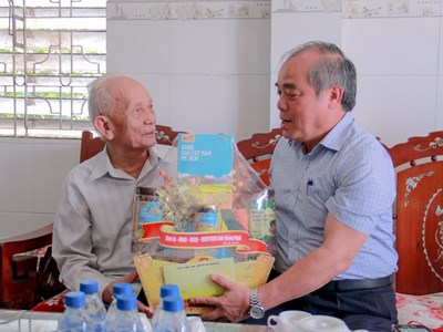 Thăm cựu chiến binh nhân Kỷ niệm 60 năm Ngày Chiến thắng Ba Gia