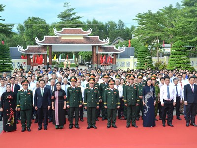 Dâng hương kỷ niệm 60 năm Ngày chiến thắng Ba Gia