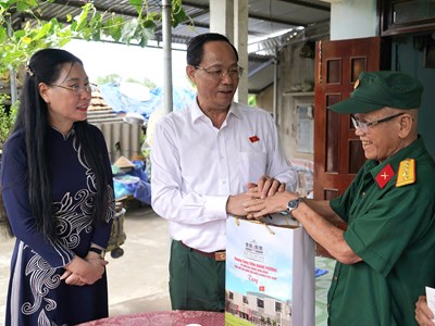 Phó Chủ tịch Quốc hội Trần Quang Phương thăm, tặng quà gia đình chính sách