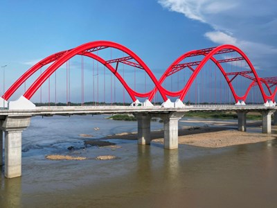 Cầu vòm thép điểm nhấn kiến trúc mới trên sông Trà Khúc