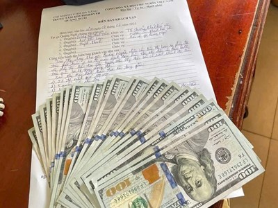 Hoàn trả số tiền 2.200 USD cho người nhà của hành khách bỏ quên