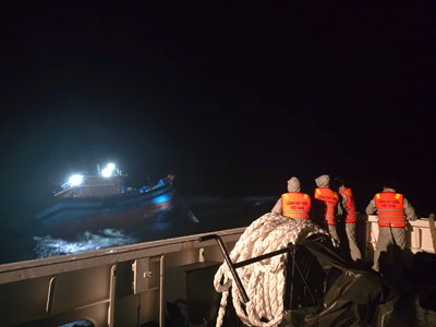 Bộ Tư lệnh Vùng Cảnh sát biển 2 lai dắt hai tàu cá bị nạn cùng 6 ngư dân về đảo Lý Sơn