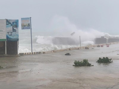 Hơn 100 du khách mắc kẹt trên đảo Lý Sơn do ảnh hưởng bão số 1