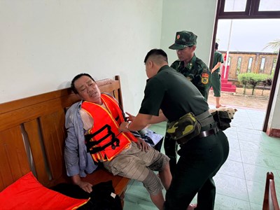 Hỗ trợ đưa 3 thuyền viên tàu cá Nghệ An bị mắc cạn về Lý Sơn