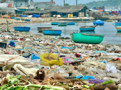 Rác thải nhựa, nỗi ám ảnh của người dân ven biển