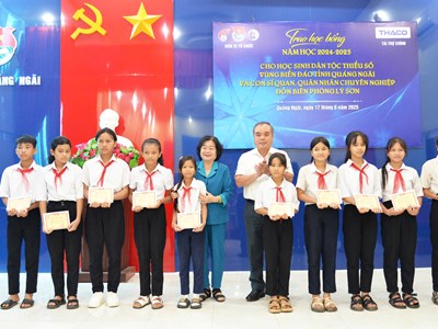 Nguyên Phó Chủ tịch nước Trương Mỹ Hoa trao học bổng cho học sinh có hoàn cảnh khó khăn