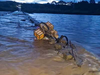 Một người bị cuốn trôi mất tích khi đi xe máy qua cầu tràn