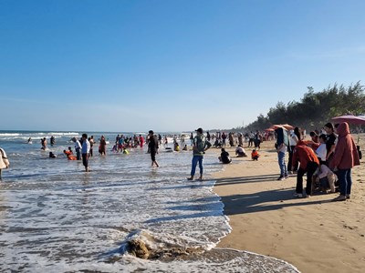 Kịp thời cứu hai mẹ con đuối nước khi tắm biển Mỹ Khê