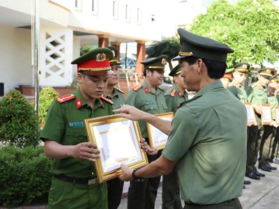 Khen thưởng đột xuất cho các tập thể, cá nhân trong chuyên án bắt hơn 1,3 tấn thuốc nổ 