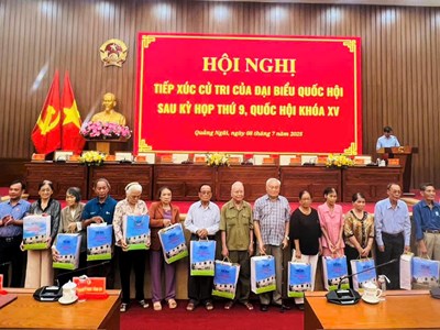 Phó Chủ tịch Quốc hội Trần Quang Phương tiếp xúc cử tri phường Cẩm Thành, Quảng Ngãi