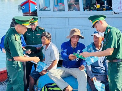 Ngư dân Quảng Ngãi chủ động khắc phục lỗi mất tín hiệu giám sát