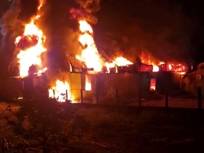 Ngọn lửa đỏ rực bao trùm xưởng sản xuất nhựa ở Quảng Ngãi