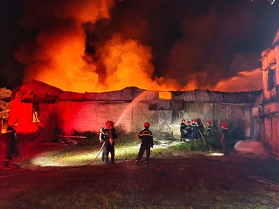 Hiện trường vụ cháy lớn ở xưởng sản xuất nhựa, thiệt hại khoảng 7 tỉ đồng