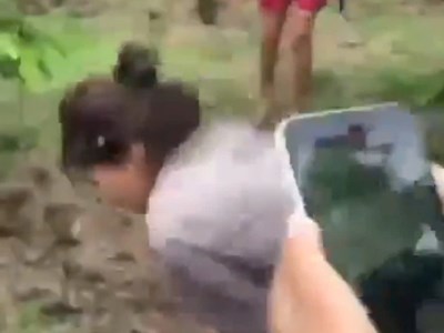 Một nữ học sinh bị đánh hội đồng trong rẫy cà phê