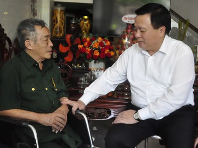 Ủy viên Bộ Chính trị Nguyễn Xuân Thắng thăm, tặng quà gia đình có công ở Quảng Ngãi