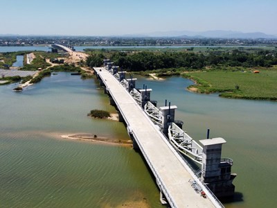 Tăng tốc thi công hoàn thành đập dâng hạ lưu sông Trà Khúc trước 30.11