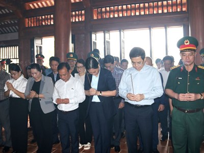 Dâng hương tại Đền tưởng niệm Liệt sĩ Trường Sơn xã Bờ Y