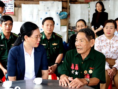 Lãnh đạo tỉnh Quảng Ngãi thăm, tặng quà gia đình chính sách, người có công với cách mạng