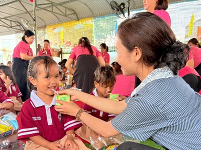 Trao tặng 2.640 hộp sữa cho học sinh đặc biệt khó khăn xã Bờ Y