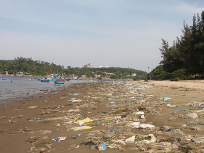 Bờ biển trở thành nơi “tập kết” rác thải