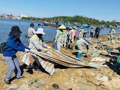 Thu gom, xử lý hơn 15 tấn rác làm sạch bãi biển cửa Sa Cần