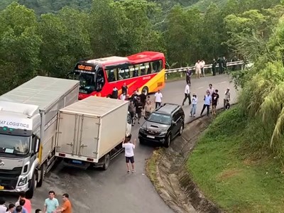 Quốc lộ 24 đoạn qua đèo Vi ô lắc trở thành “điểm nóng” về giao thông
