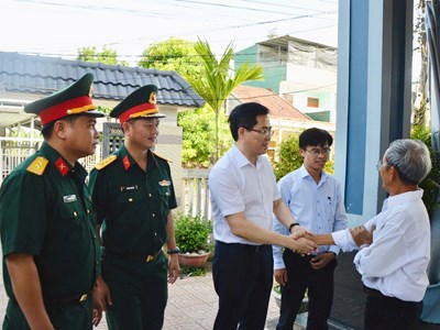 Thăm, tặng quà các gia đình có công đóng góp vào Chiến thắng Vạn Tường
