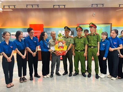 Tuổi trẻ LLVT Quảng Ngãi về nguồn tại xã Vạn Tường