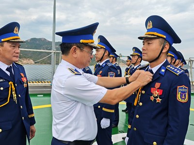 Thăm, động viên tàu Cảnh sát biển thực hiện nhiệm vụ A80