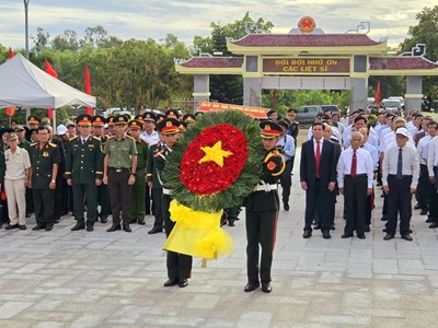 Dâng hoa, dâng hương các anh hùng liệt sĩ nhân kỉ niệm 60 năm Chiến thắng Vạn Tường