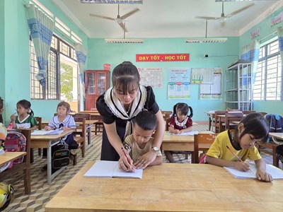Tăng cường dạy tiếng Việt cho học sinh vùng đồng bào DTTS