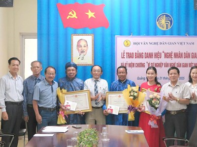 Trao danh hiệu Nghệ nhân dân gian cho 3 nghệ nhân lĩnh vực bài chòi 