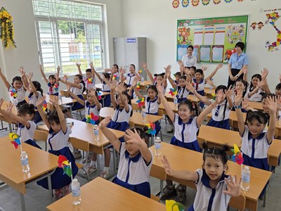Niềm vui trong ngôi trường mới “Mầm xanh nơi đầu sóng”