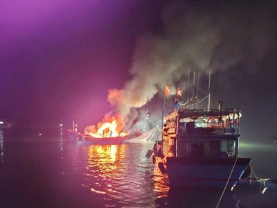 Tàu cá ngư dân Quảng Ngãi bất ngờ bốc cháy dữ dội