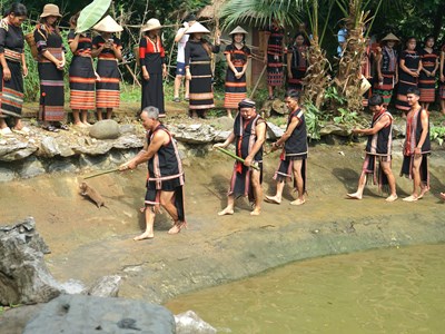 Độc đáo nghi thức Lễ cúng máng nước của người Xơ Đăng