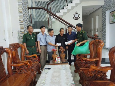 Thăm hỏi, động viên gia đình ngư dân có tàu cá bị cháy