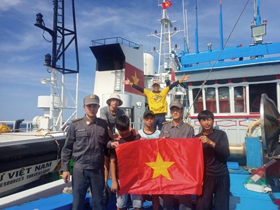 Chi đội Kiểm ngư 3 giúp ngư dân yên tâm vươn khơi, bám biển