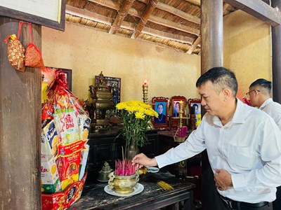 Dâng hương tưởng niệm Nguyên Quyền Chủ tịch nước Huỳnh Thúc Kháng