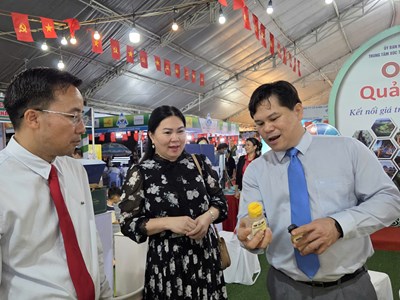Sản phẩm đặc trưng rừng – biển thu hút người dân và du khách mua sắm