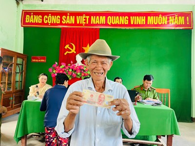 Người dân Quảng Ngãi phấn khởi nhận quà Tết Độc lập