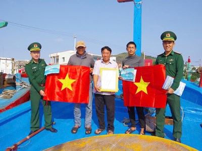 Cờ Tổ quốc trên những con tàu vươn khơi