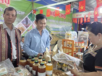 Hơn 25 nghìn lượt khách đến tham quan, mua sắm tại Hội chợ Công Thương và OCOP