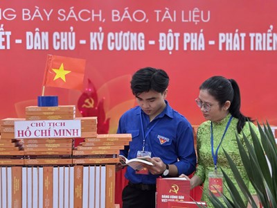 Trưng bày sách, báo, tài liệu chuyên đề: “Dân chủ - Kỷ cương - Đột phá - Phát triển”