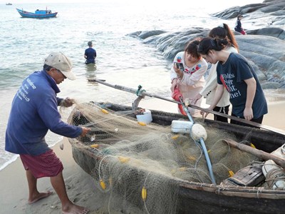 Làm du lịch từ bản sắc làng chài và hoạt động nghề cá