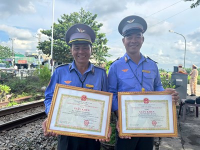 Quảng Ngãi khen thưởng hai cá nhân trực tiếp gác chắn và cứu người